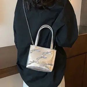 [하프클럽/]실버 리본 베스트 미니 심플 크로스 토트백 실버백 미