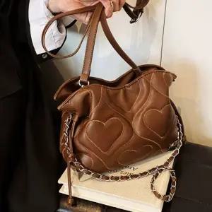 크로스백 체인줄 여자 크로스 하트 가방 브라운 (WFK43BA)