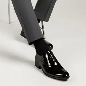 발이편한구두 남성 에나멜 구두 정장구두 클래식 뒤꿈치 쓸림방지 쿠션패드 키높이 출근 미팅 격식룩