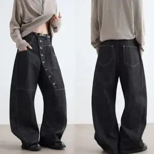 [모로엠] 남성 버튼 디테일 커브드 데님 팬츠 DMS-JEA-Q4613287