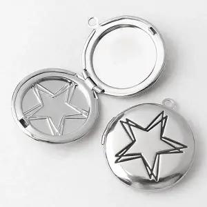 싼비즈 [8-053-20]써지컬스틸 펜던트 라운드별로켓 28x30.8mm ,1개