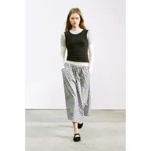 [국내발송] 자라 ZARA 도트 미디 스커트 - 미디움 그레이