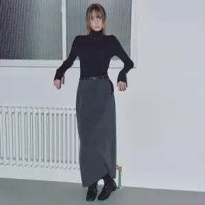 커스텀어클락 [듀닝 PICK] [우먼] 포멀 슬릿 H라인 맥시 스커트 차콜 COWSK002CHARCOAL