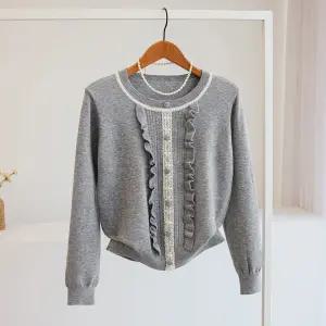 [잇수다] 쏠리아 프릴 레이스 배색 버튼 라운드 니트