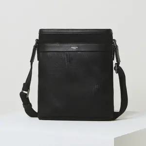 [헤지스](광주신세계)블랙 가죽 체크 실버로고 크로스백HJBA5E172BK