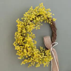 미모사 조화 꽃 리스 벽장식 복을부르는 28x28cm 인테리어 벽걸이 현관 문 꾸미기