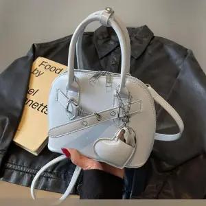 여자 버클 가죽 유광 토트 하트키링 크로스백