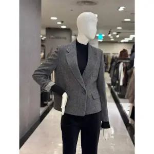 [JJ지고트](대전신세계)울 레터링 자수 원버튼 자켓 GPAM0JK941