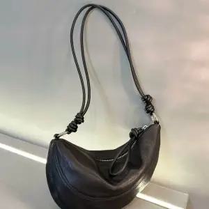 반달 크로와상 가죽 양가죽 여성 크로스백 미니백 숄더백