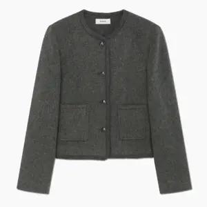 [롯데백화점]시스티나 크롭 라운드넥 울 핸드메이드 자켓