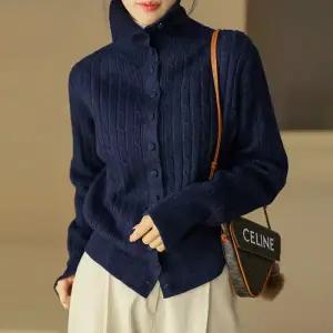 [스타일온미] 젤디안 커버드 버튼 폴라 꽈배기 니트 가디건