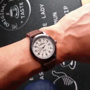 [타이맥스]익스페디션 인디글로 클래식 남자 브라운가죽시계