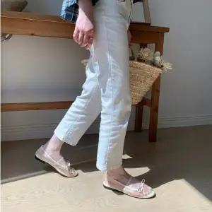 투명 스트랩 디테일의 리본 포인트 플랫 5FWY