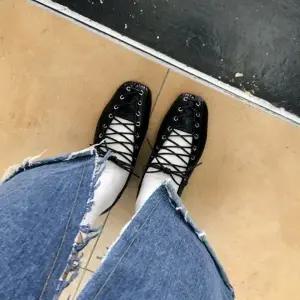 레이스업 스트랩 디테일의 플랫 슈즈 6SS