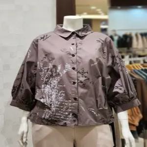 [벨라디터치] V3D1BL21 볼륨소매 프린트 숏 블라우스 셔츠