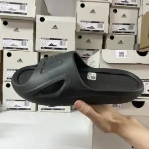 국내매장판 아디다스 아디케인 슬라이드 코어 블랙 HQ9915