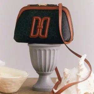 [롯데백화점]닥스 액세서리 (선물포장) 브라운 DD로고 가죽 미니크로스백 (DCWA5F714W2)