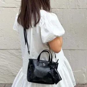 [헤지스](대구신세계)[아이코닉] 크링클 블랙 퍼피 로고 토트겸 숄더백 S [카드참 SET HIBA5F852BK