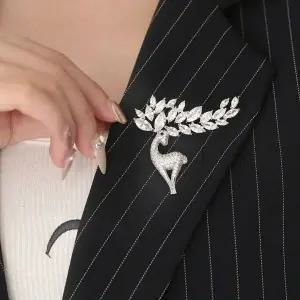 크리스탈 미라주 하모니 리프 나뭇잎 사슴 브로치 실버 (WFKIG4N)