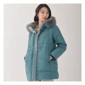 [지센] 폭스후드 슬림 중기장 다운 패딩 LCDWOA27BL 1032869