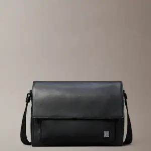 [롯데백화점]캘빈클라인 남성 하드웨어 엠블럼 플랩 메신저(4D3299G-UB1)