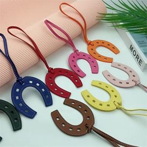 여성 및 소녀용 PU 가죽 말굽 모양 열쇠고리 핸드백 홀더 참 장식 가방 액세서리