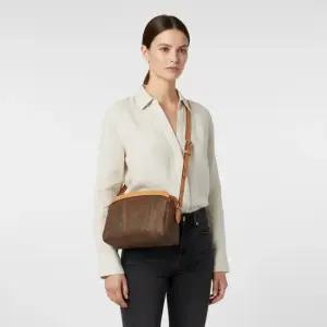 WP1B0017AA054 R0369 0H810 8010 600) 페이즐리 자 크로스백