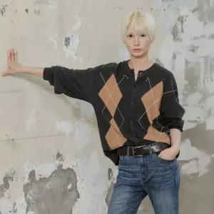 [롯데백화점]플랙 여성 아가일 스티치 가디건 (PWTI3CDL36U)