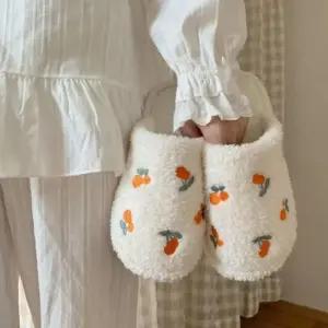 [라일리] Rly 고급자수 털방한화 우유핑크빛 겨울 여성슬리퍼 실