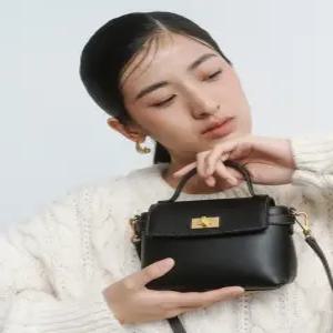 헤지스 액세서리 25FW [H-LOCK] 블랙 단색 소가죽 미니 토트 겸 크로스백 HIWA5F780BK