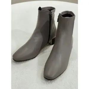 [갤러리아] [센터시티] 고세 페미닌 양가죽 스판 5CM 앵클부츠 GLA4F051 그레이