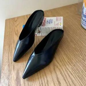 [하프클럽/]뾰족코 블로퍼 뮬슬리퍼 여자 데일리 패션 슈즈