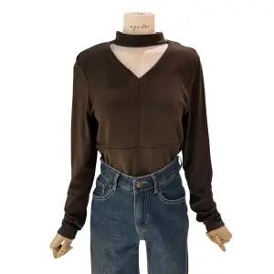 [롯데백화점]에이지도르 브이넥 크롭 끈 긴팔티셔츠 ALFIWIT133