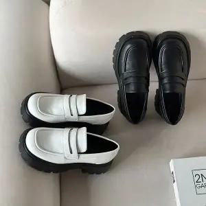 [하프클럽/]여성 통굽 로퍼 블랙 화이트 컬러 배색 캐주얼 단화