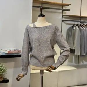 [대구백화점] [반에이크]비대칭 네크 포인트 오프숄더 니트(VB5YKTMG05Z)