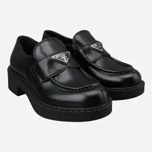 프라다 6S 1D246M ULS F0002 여성 로고 브러시드 가죽 로퍼 블랙