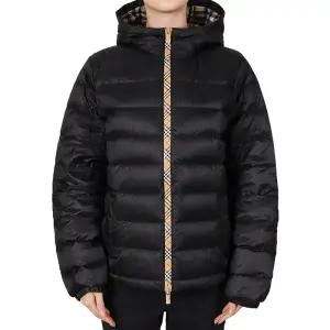 버버리 26SS 여성 체크 테이프 후드 다운 자켓 블랙 성인사이즈 8119808 A1189 12-14Y