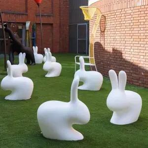 토끼의자 조형물 카페 흰색 스툴 화이트 야외 정원