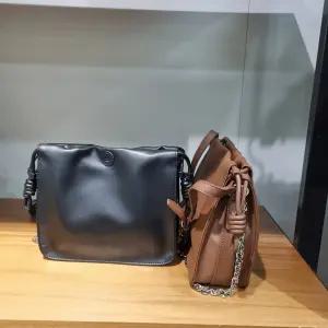 베네통/애플아울렛/체인 스트랩 미니 버킷백/BCBG07511