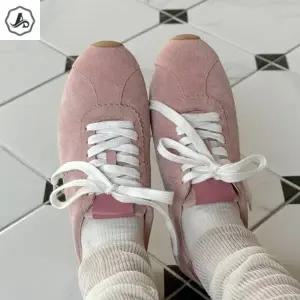 [애슬릿] 소 가죽 슬림 플랫 여성 스니커즈 발 편한 운동화