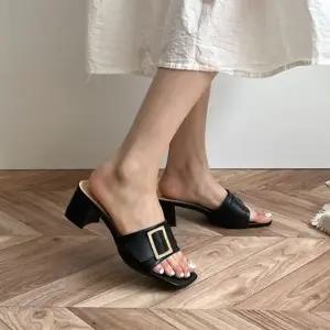 와이드 버클 포인트 스퀘어 토 뮬 힐 슈즈 6SS