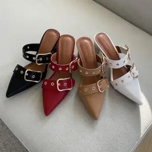 아일렛 스트랩 디테일 포인티드 토 뮬 힐 슈즈 6SS