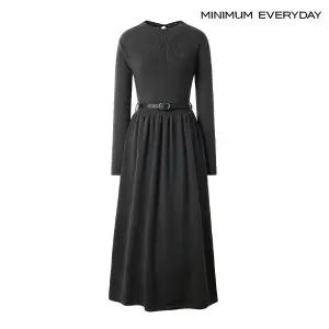 [롯데백화점]미니멈 [미니멈 에브리데이]백 트임 벨티드 셔링 플레어 니트 롱 원피스 (EA4OW008D)