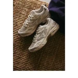 [미즈노](센텀시티점) 발 볼 넓은 라이프스타일 데일리 운동화 MXR_D1GA246701