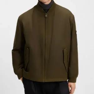 [휴고보스] 남성 보머 왁스 자켓 캐주얼 그린 2025FW