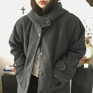 쿠모 후드 하이넥 싱글 울 누빔 하프코트