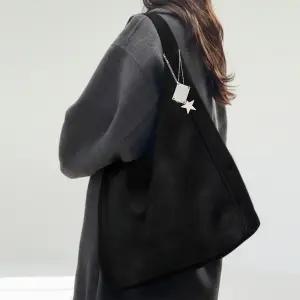 남녀공용 멜로우 스웨이드 호보 빅 숄더백 블랙