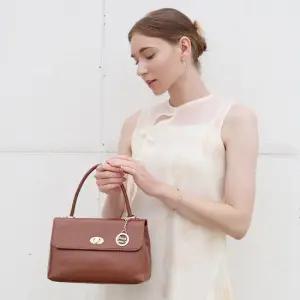 [선물증정] 힐링그래스 비건가죽 심플 크로스 핸드백 HGSG5812