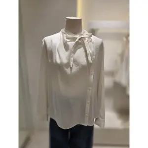 [SOUP](하남점) 타이 사선 단추 블라우스 (SC4LS84)