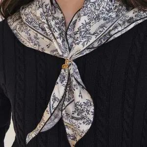 [헤지스](대구신세계)[뜨왈드주이] Toile de Jouy 네이비 삼각링 러플 실크 스카프(링포함) HISC5F331N2